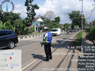Urai Kemacetan, Sat Lantas Polresta Serkot Atur Lalu Lintas di Depan Kejati Banten