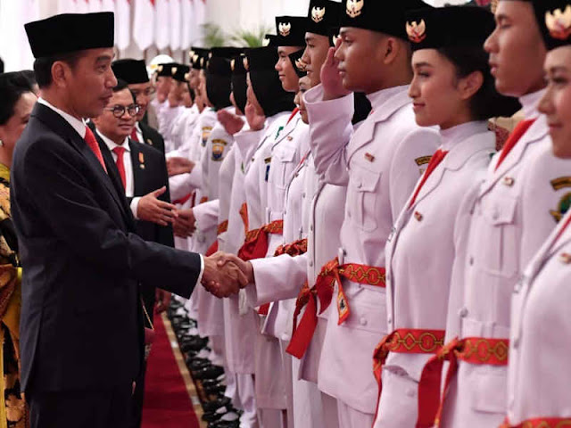 Jokowi Kukuhkan 68 Anggota Paskibraka di Istana Negara