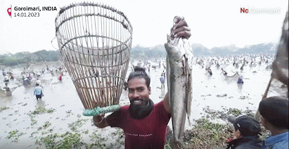 un pêcheur montrant sa prise en Inde