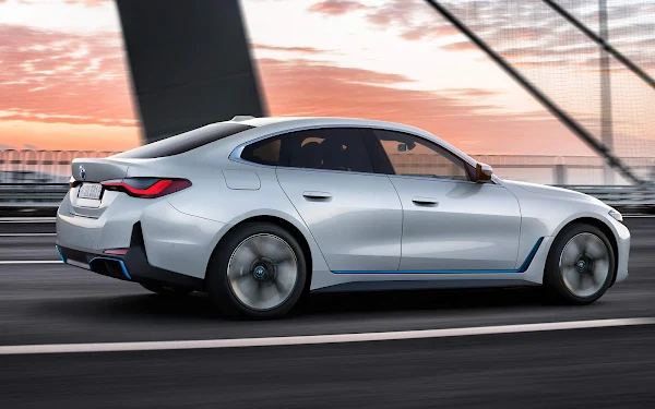 BMW i4 elétrico ganha versão xDrive 40 na linha 2024