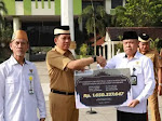 Pj Bupati Tangerang Serahkan Zakat dan Sedekah ASN Rp1,6 Miliar 