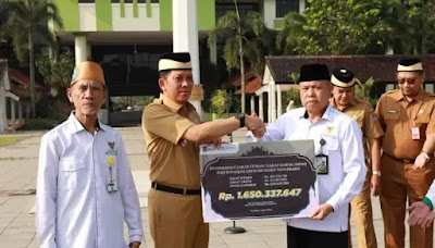 Pj Bupati Tangerang Serahkan Zakat dan Sedekah ASN Rp1,6 Miliar