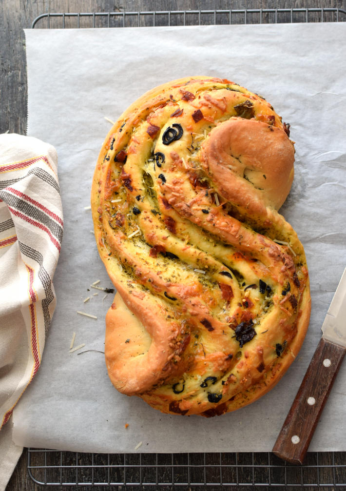 Pane bianco, relleno de hierbas, tomates y quesos