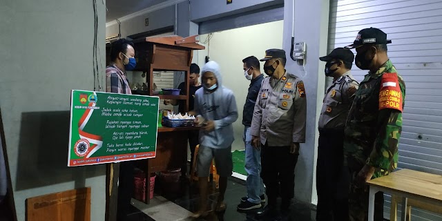 Sasar Pedagang Kuliner Di Pasar Tawangsari, Koramil 04/Tawangsari Dengan Polsek Tawangsari Melaksanakan Patroli Malam dan Himbauan 5M