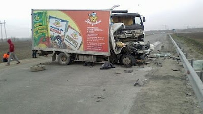 Лобовое столкновение грузовика и самосвала, водитель серьезно пострадал, пассажир погиб ФОТО