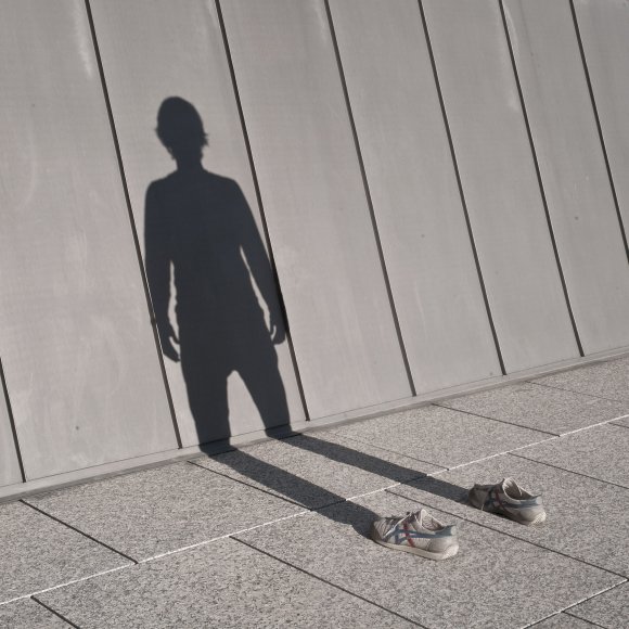 pol úbeda hervàs fotografia autorretrato sombra sapato sem ninguém