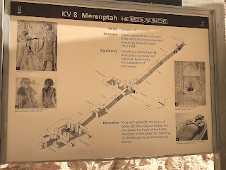 foto da placa descritiva da tuma de Merenptah