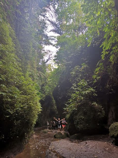 Tukad Cepung Waterfall o Cascada Tukad Cepung, Isla de Bali, Indonesia.