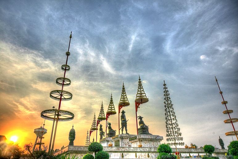 Sonnenuntergang Ayuttaya hinter Statuen