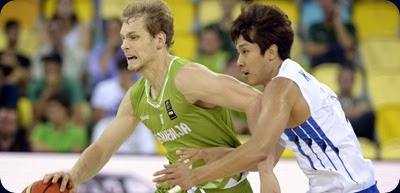 Slovenia's guard Jaka Blazic (L) vies with Korea's forward Cho Sungmin  during the 2014 FIBA World basketball championships group D match Korea VS Slovenia at the Gran Canaria Arena in Gran Canaria on September 2, 2014.   AFP PHOTO/ GERARD JULIEN