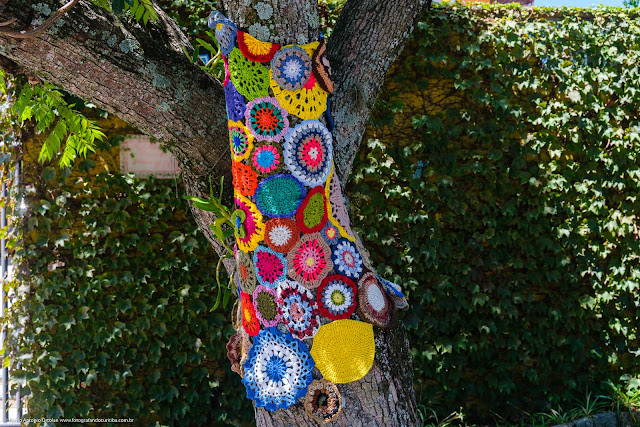 Instalação em crochê em uma árvore