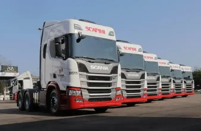 Caminhões Scania lado a lado do Grupo Scapini