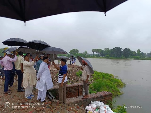 Tamsa River Mau:- शहर के कई मोहल्लों में कमर तक भरा पानी, नदी के तीन रेग्युलेटर बंद