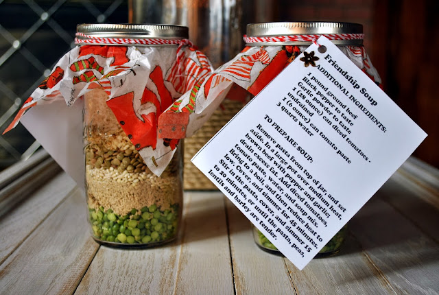 http://www.sweetcarolinescorner.com/2013/12/christmas-series-gift-in-jar-recipe-diy.html