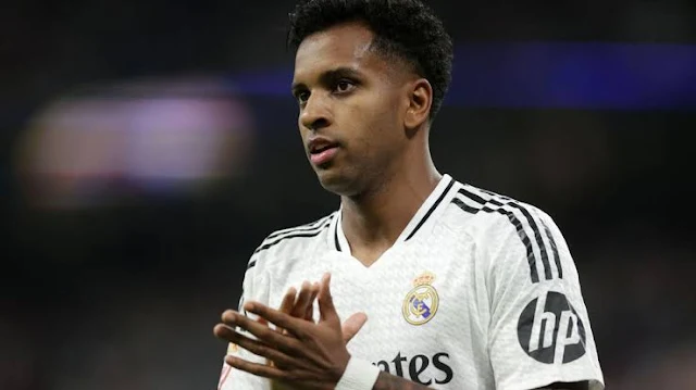 Le mercato estival s'annonce agité du côté du Real Madrid. Alors que l'arrivée de Kylian Mbappé a rebattu les cartes au sein de l'attaque merengue, c'est au tour de deux autres stars du club d'être au cœur des rumeurs de transfert. Selon le journal Sport, Manchester City aurait manifesté un vif intérêt pour Rodrygo Goes. L'attaquant brésilien, bien que talentueux, voit son temps de jeu réduit depuis l'arrivée de Mbappé. Pep Guardiola apprécierait grandement le profil de l'international brésilien et serait prêt à débourser une somme colossale pour s'attacher ses services. Un départ de Vinicius également envisagé  Les rumeurs ne concernent pas que Rodrygo. Vinicius Junior, dont le contrat se termine en 2027, pourrait également quitter le Real Madrid. La Saudi Pro League, particulièrement active sur le marché des transferts, aurait manifesté son intérêt pour le Brésilien. Al-Hilal aurait même présenté un projet pharaonique au joueur, avec à la clé un contrat astronomique. Ces rumeurs de départ mettent en lumière la complexité de la gestion d'un effectif aussi riche en talents. Le Real Madrid devra faire des choix difficiles et trouver le juste équilibre entre les ambitions sportives et les contraintes financières. Ce dossier est loin d'être clos et les prochaines semaines s'annoncent décisives pour l'avenir de Rodrygo, Vinicius et du Real Madrid.