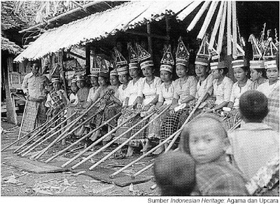 Di Toraja, kaum wanita berperan dalam ritual pemujaan terhadap dewa dan leluhur pada acara Ma’bua.