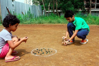 anak meninggalkan permainan tradisional anak dan lebih menentukan permainan digital 10 Permainan Tradisional Anak yang Patut Dilestarikan