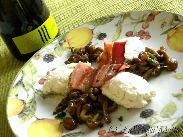 quenelle di ricotta di pecora con pancetta croccante e chiodini