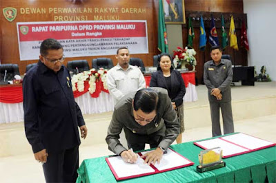 Ambon, Malukupost.com - Delapan Fraksi di DPRD Maluku menerima dan menyetujui Rancangan Peraturan Daerah (Ranperda) tentang pertanggungjawaban pelaksanaan APBD Provinsi Maluku tahun anggaran 2017. Delapan fraksi tersebut antara lain dari Partai Gerindra, Golkar, PKS, Nasdem, Demokrat, Hanura, PPP dan PDI-P.