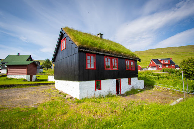 Casa col tetto in erba a Miðvágur