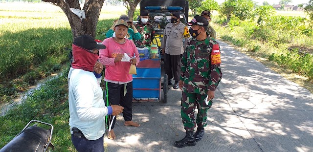 Sambangi desa dan kelurahan di wilayah Bendosari, Serka Suwanto bersama gugus tugas Kecamatan berikan himbauan Prokes