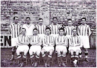 REAL SOCIEDAD DE FÚTBOL DE SAN SEBASTIÁN - San Sebastián, Guipúzcoa, España - Temporada 1927-28 - Antxon Arrillaga, Izaguirre, Txomin Zaldúa, Amadeo, Martín Marculeta y Trino; Paco Bienzobas, Mariscal, Cholín, Kiriki y Yurrita - En esta temporada, la Real Sociedad fue finalista de la Copa de España, en la que cayó ante el Barcelona tras dos partidos de desempate, al perder 3-1 en el tercer partido