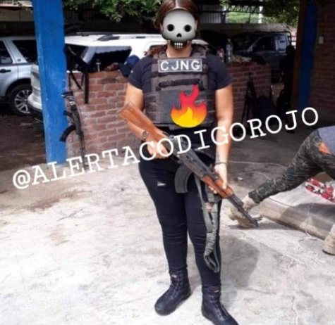 Empecherada con emblema  y con rifle en mano así se exhibía La Guadaña la sicaria del CJNG antes de que la ejecutaran