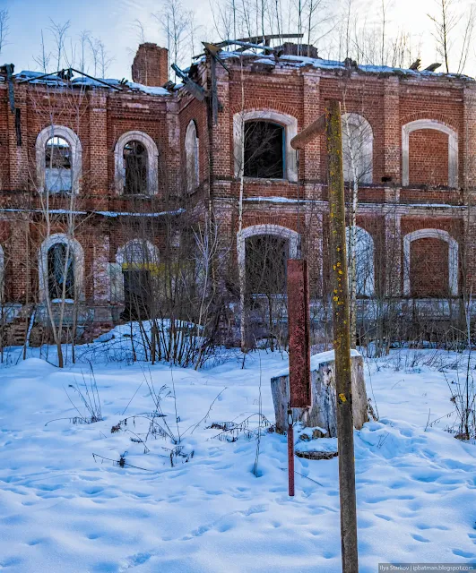 Противопожарная рында на фона развалин