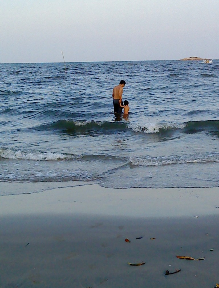 Aksi mandi bogel  di  pantai  Balok gilerr hape 