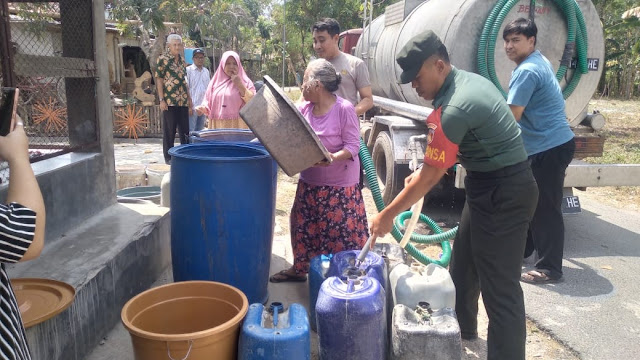 Babinsa Kauman bersama Bhabinkamtibmas dan Lurah Kauman dalam penyaluran Bantuan Air Bersih September 2023