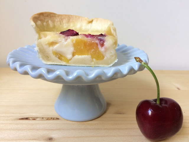 pasteles de vainilla con melocotón y cerezas receta