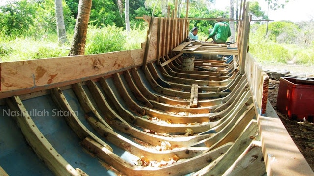 Pembuatan kapal kayu di pantai Pantura