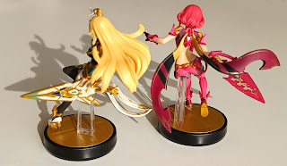 photo of the two amiibo from the back
