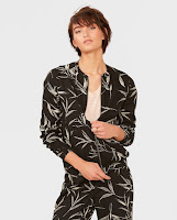 http://www.wefashion.be/nl_BE/women/bomber-jackets/79778954.html?dwvar_79778954_size=1006&dwvar_79778954_color=0061&backtolist=true&dcgid=women_subsale_jackets#start=1