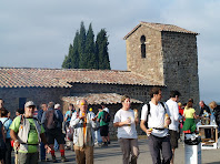 Esmorzant davant l'ermita de Sant Cugat de Gavadons