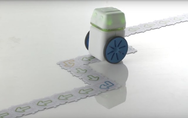 Little Robot teaches Children to do “Code”