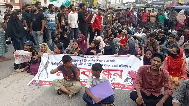 নোয়াখালীতে মা-মেয়েকে হত্যা,বিচারের দাবিতে রাস্তায় শিক্ষার্থীরা
