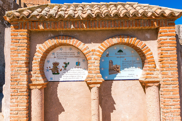 Azulejos junto al Castillo de Baños de la Encina