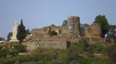 Vista del Castillo de Constantina desde la localidad
