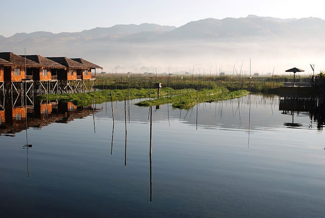 Rumah panggung di Danau Inle.