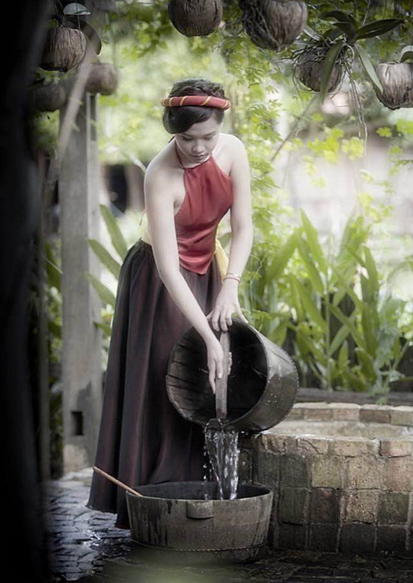 Thiếu nữ áo yếm đỏ bên giếng nước