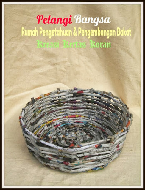 program csr (corporate social responsibility) kerajinan tangan kreasi kertas koran