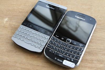 BlackBerry Bold 9980 spotted next to T-Mobile Bold 9900
