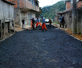 Homens trabalham no asfaltamento de toda a R. José Floros Dias, no Vale da Revolta, até a Rio-Bahia