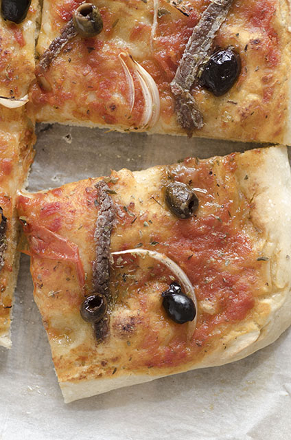 Pizza di Sanremo con olive e acciuga