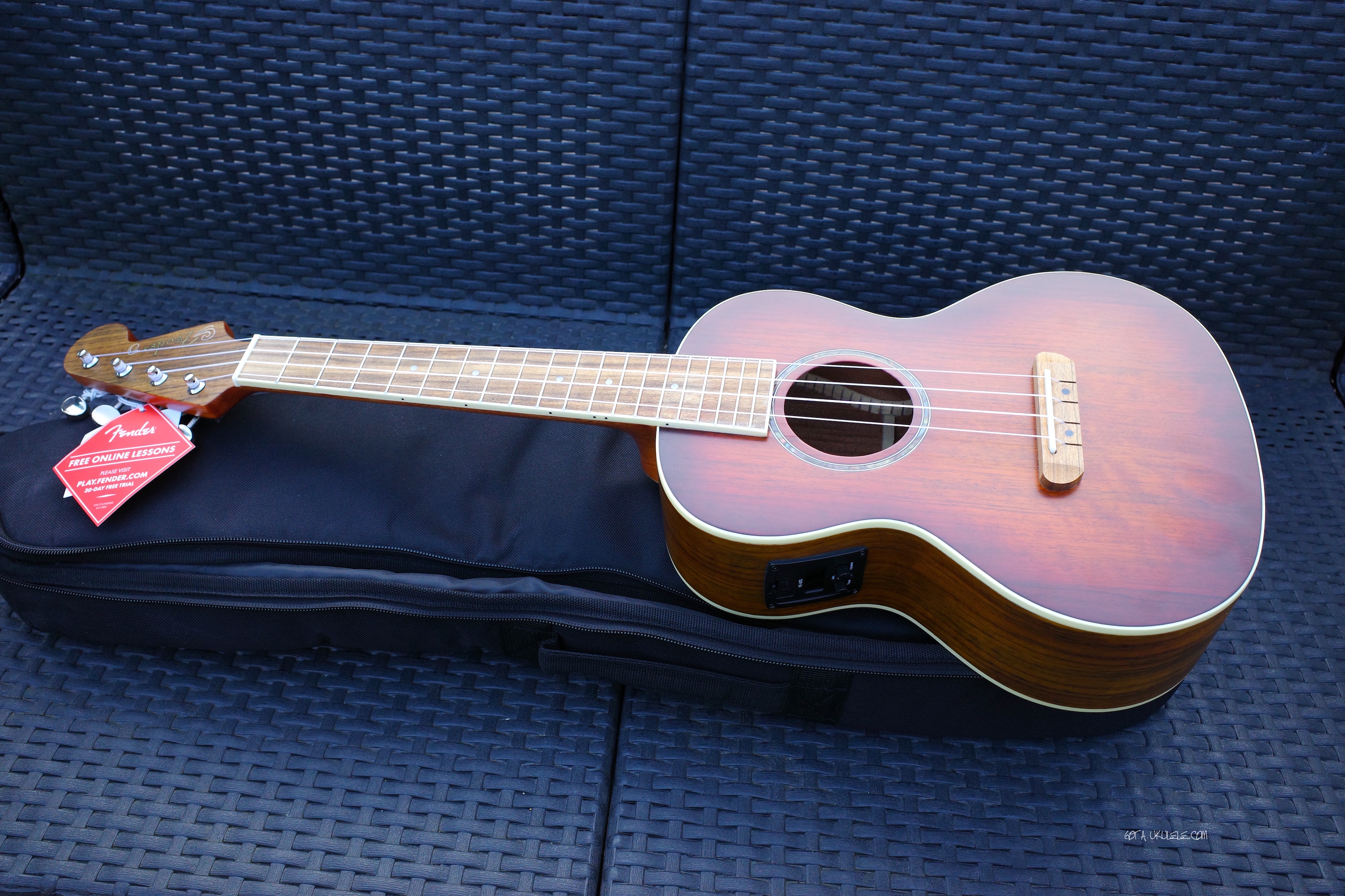 GOT A UKULELE reviews and beginners tips: Fender Rincon Tenor Ukulele - REVIEW