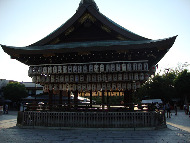 il tempio in legno con le lanterne di carta
