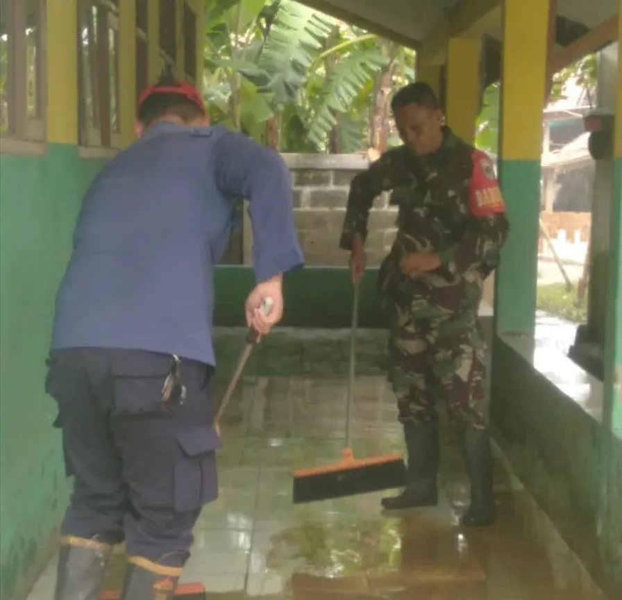 Pasca Musibah Banjir, Pasukan Damkar Karawang Bersihkan Sampah dan Lumpur di Karangligar