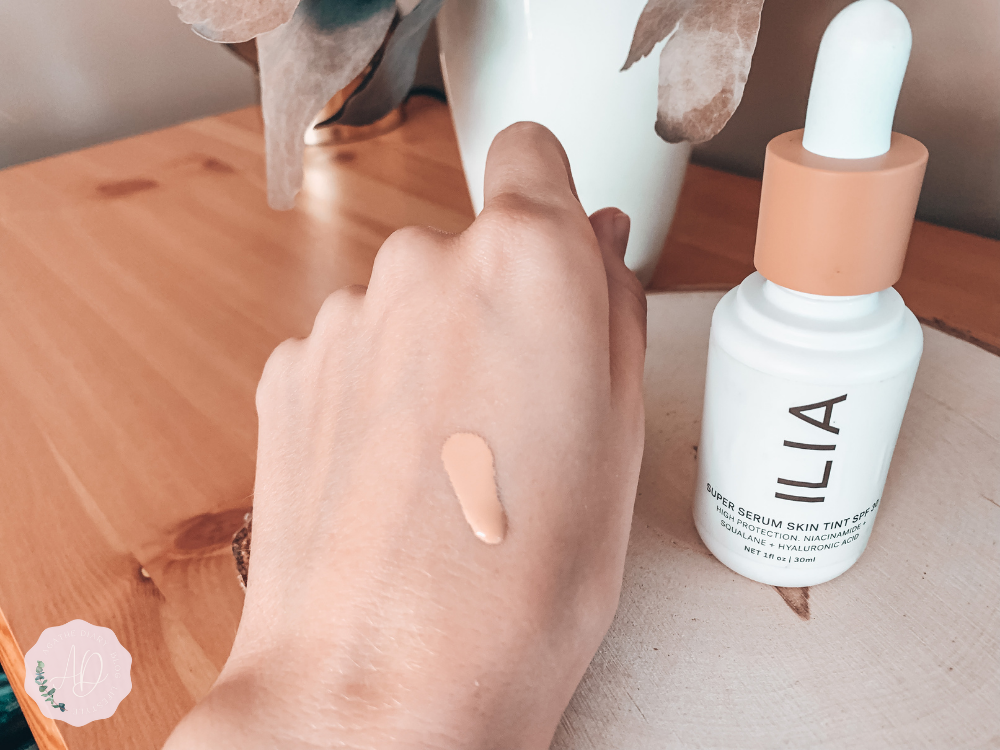 Swatch Super Serum Skin Tint de Ilia dans la couleur ST5 Bom om