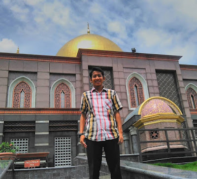 Di Masjid Kubah Emas